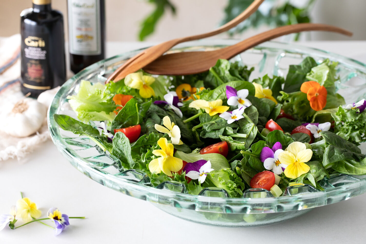 salat pyntet med spiselig viola